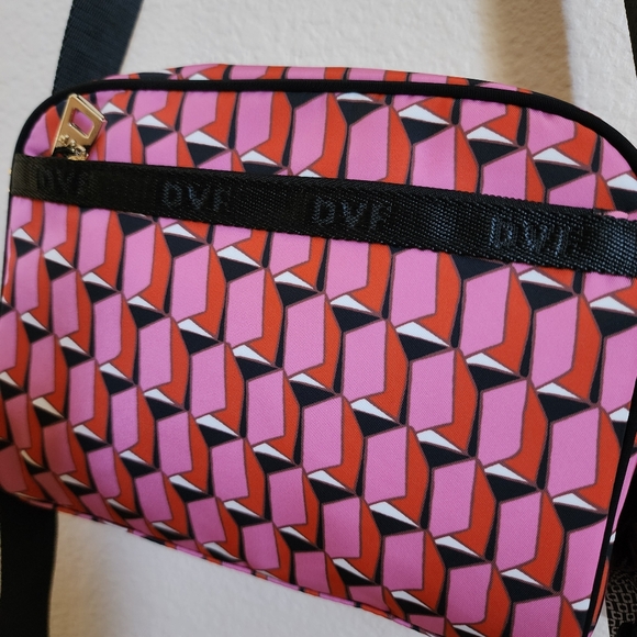 DVF Camera Crossbody Bag Pink Geo Print NWT Diane Von Furstenberg Target - Picture 5 of 6